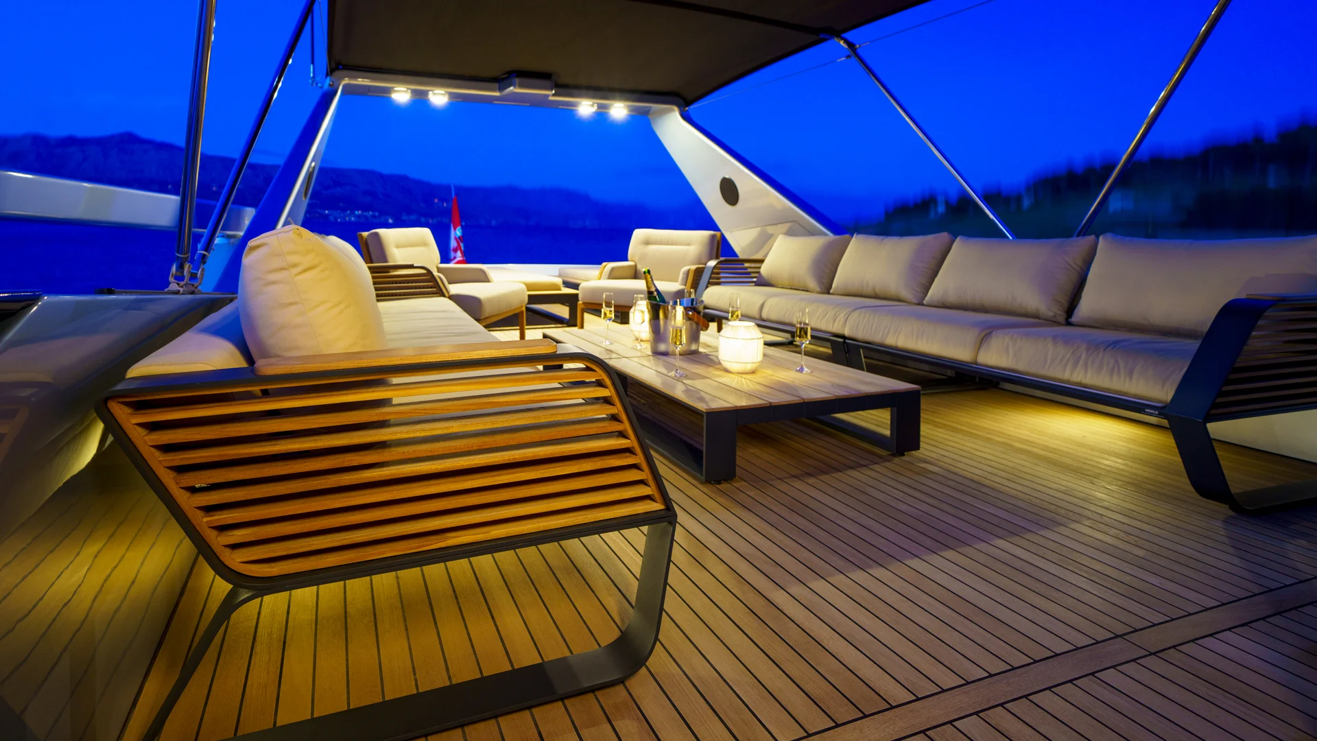 18 Phantom the flybridge after dusk