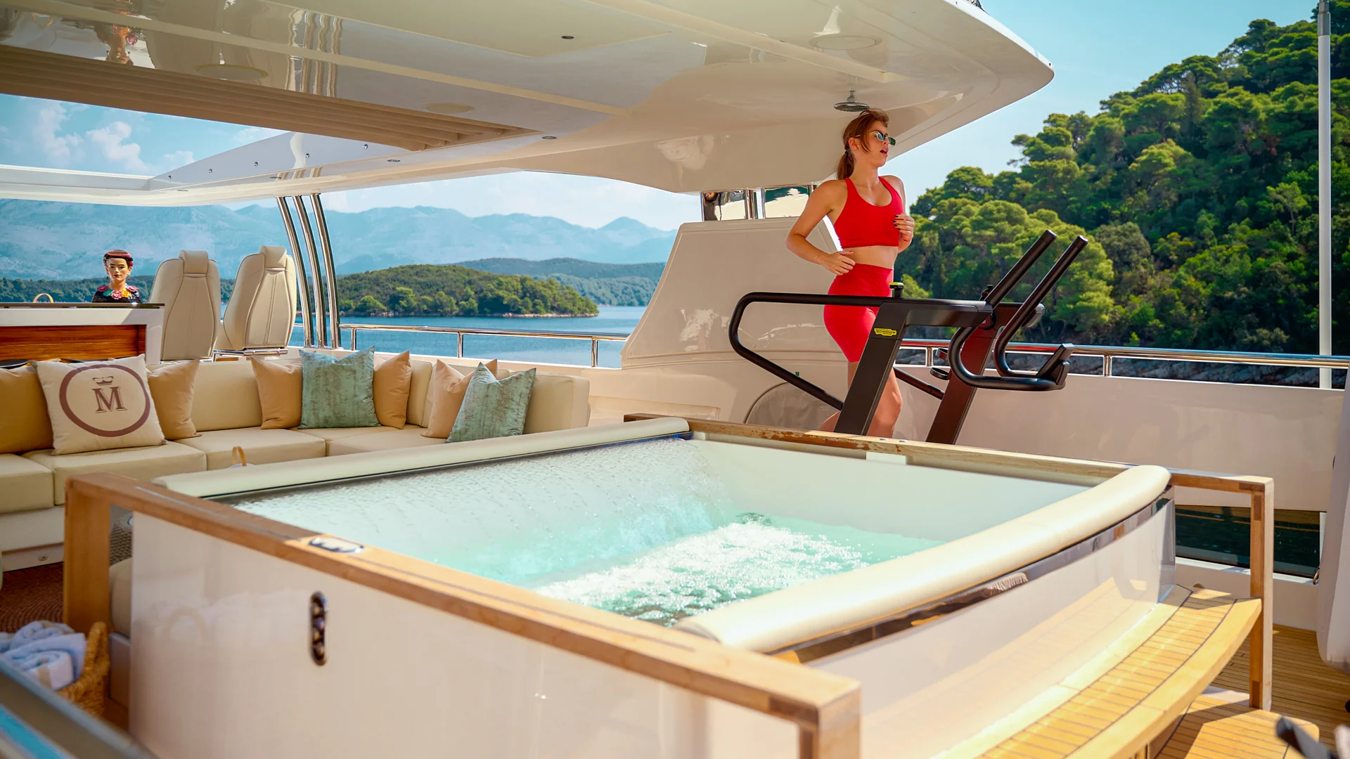 20 Mirage IV flybridge lifestyle