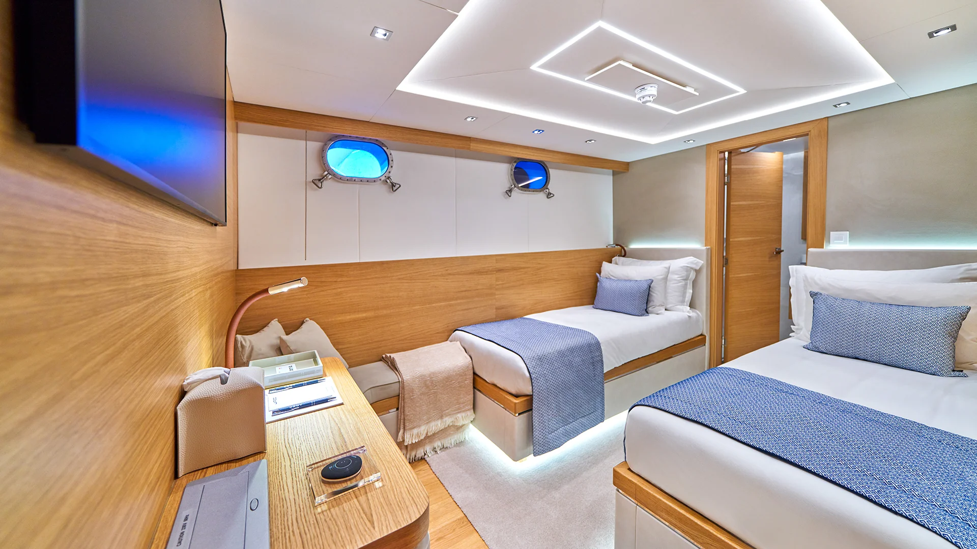 25 Argo Twin cabin