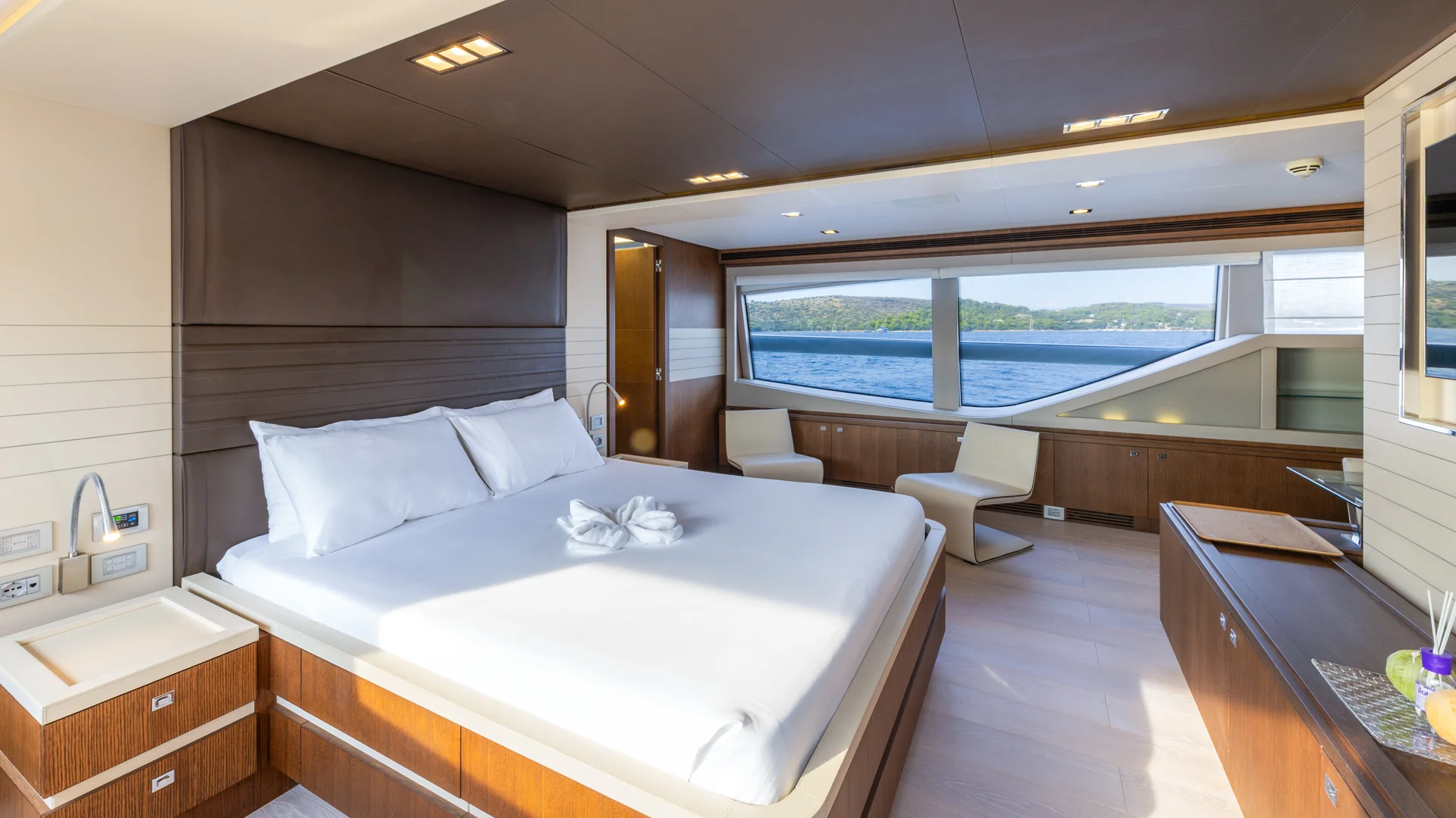 32 Morning Star Master cabin