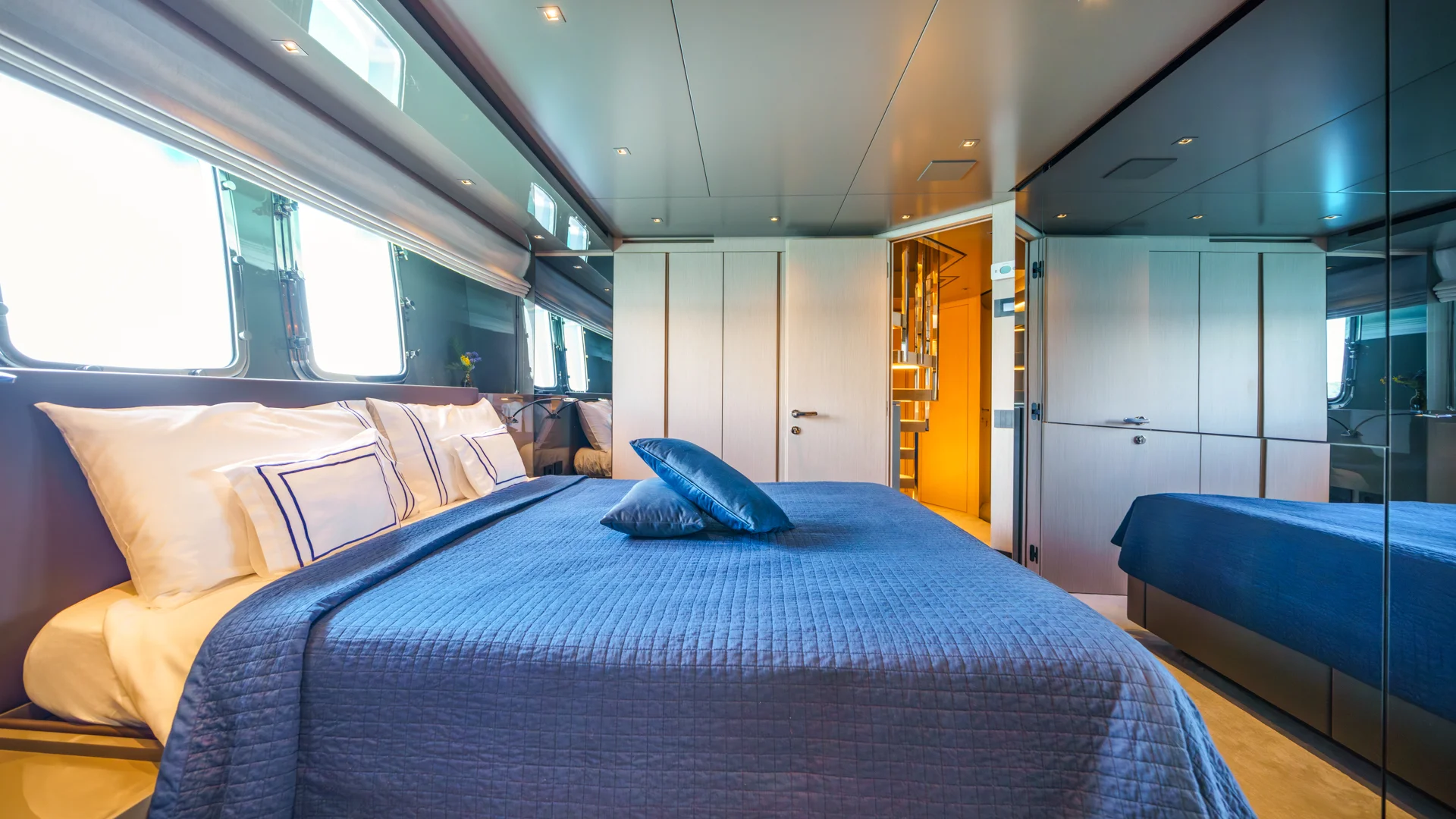 37 Primus Double cabin side view